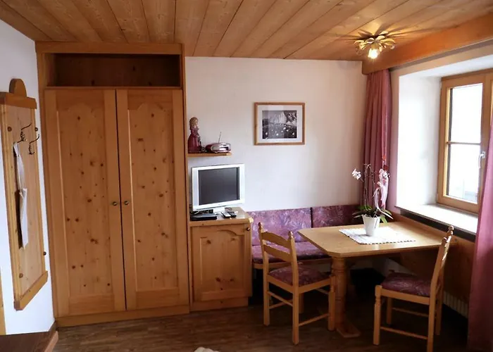 Ahrnerhof * لوتاش